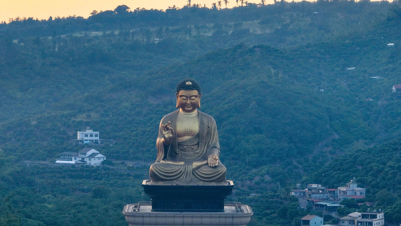 Bức tượng Đại Phật cao 108 m tại Phật Quang Sơn.