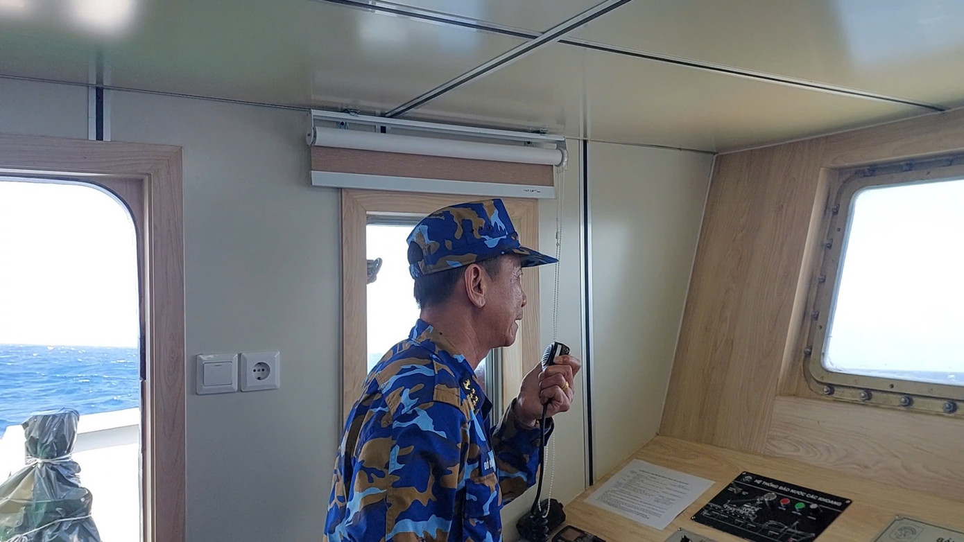 Đại tá Đỗ Hồng Duyên - Phó chính ủy Vùng 2 Hải quân, Trưởng đoàn công tác thăm hỏi tình hình chuẩn bị đón Tết, không khí Xuân trên nhà giàn; đồng thời gửi lời chúc Tết đến các chiến sĩ trên nhà giàn. Đại tá Đỗ Hồng Duyên - Phó chính ủy Vùng 2 Hải quân, Trưởng đoàn công tác thăm hỏi tình hình chuẩn bị đón Tết, không khí Xuân trên nhà giàn; đồng thời gửi lời chúc Tết đến các chiến sĩ trên nhà giàn.