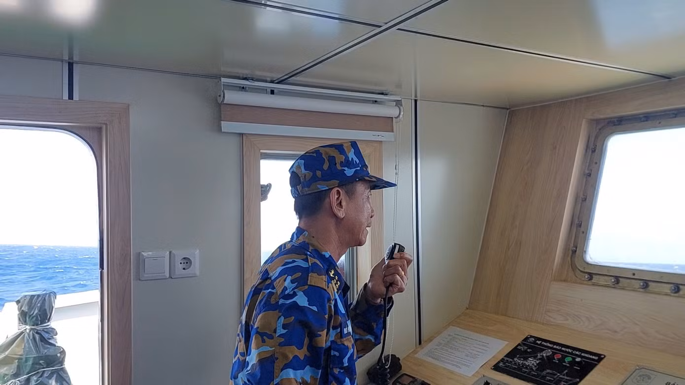 Đại tá Đỗ Hồng Duyên - Phó chính ủy Vùng 2 Hải quân, Trưởng đoàn công tác thăm hỏi tình hình chuẩn bị đón Tết, không khí Xuân trên nhà giàn; đồng thời gửi lời chúc Tết đến các chiến sĩ trên nhà giàn.