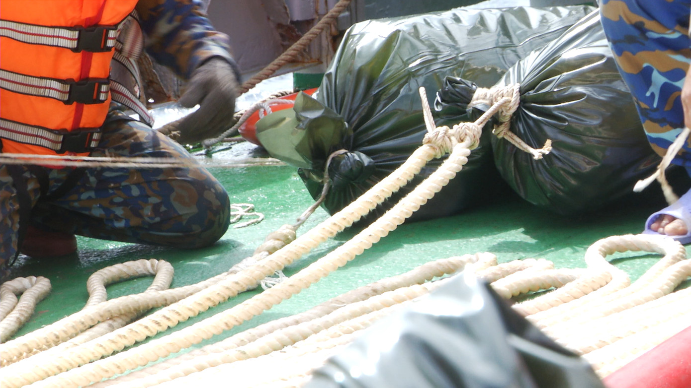 Các phần quà được bọc túi bóng chống thấm nước, cột vào dây thừng và phao, bồng bềnh trôi từ phía tàu về nhà giàn theo sức kéo của những người lính biển. Các phần quà được bọc túi bóng chống thấm nước, cột vào dây thừng và phao, bồng bềnh trôi từ phía tàu về nhà giàn theo sức kéo của những người lính biển.