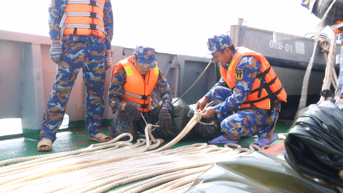 Chuyển quà từ đất liền đến nơi biển đảo xa ngay đầu năm mới, đoàn công tác liên tục gặp các đợt sóng dữ, bầu trời lại tối mịt vào ban ngày, sóng đánh mạnh khiến tàu rung lắc. Sóng gió lớn, buộc lòng phải chuyển quà qua dây và chúc Tết bằng loa phóng thanh trên tàu.