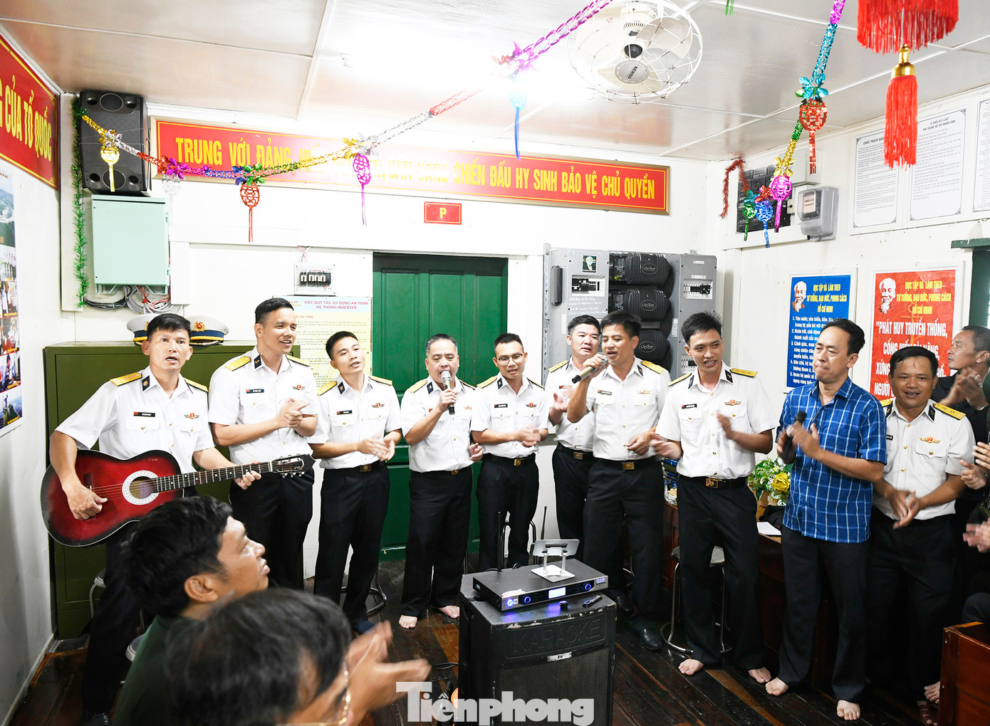 Khi được hỏi về nỗi nhớ nhà trong thời khắc giao thừa, Thiếu tá Lê Đình Tiến cho biết, trong buổi đón giao thừa, chúng tôi sẽ sẽ tổ chức nhiều chương trình như gọi điện cho người thân, đọc thư chúc tết của Bộ Tư lệnh Vùng, từ đấy anh em bớt nỗi nhớ nhà, cùng nhau vui vẻ đón Tết, cùng nhau bảo vệ vững chắc chủ quyền, để nhân dân cả nước yên tâm đón Tết Nguyên đán Ất Tỵ năm 2025 an toàn, vui vẻ, hạnh phúc.