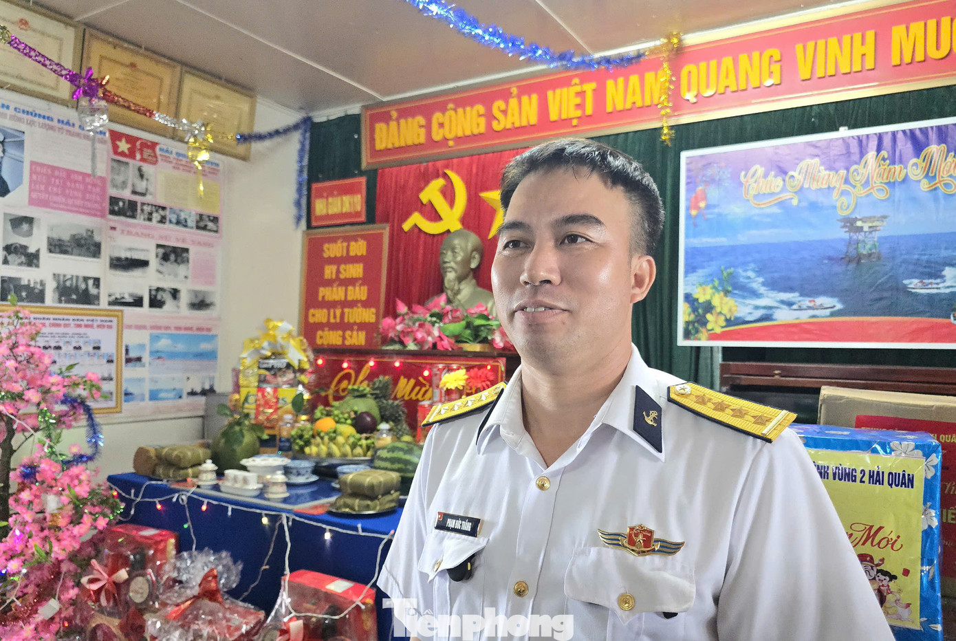 Các chiến sĩ nhà giàn DK1/10 trang trí cây đào, cây mai, gói bánh chưng đón Tết. Nhắn nhủ lời chúc Tết thông qua đoàn công tác, Đại úy Phạm Đức Thắng, Chỉ huy trưởng Nhà giàn DK1/10 nói: "Nhân dịp năm mới, xin gửi tới đất liền, gia đình lời chúc thịnh vượng, bình an, hạnh phúc. Nơi đây, chúng tôi xin hứa quyết tâm vượt mọi khó khăn, vững niềm tin, chắc tay súng, giữ vững chủ quyền biển, đảo thiêng liêng của Tổ quốc”.