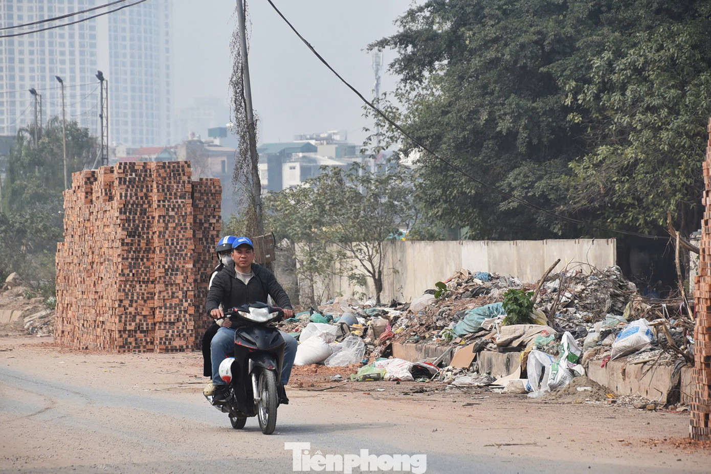 Mới đây, Văn phòng UBND TP Hà Nội đã ban hành Thông báo số 29/TB-VP về Kết luận của Chủ tịch UBND TP Trần Sỹ Thanh tại cuộc họp nghe báo cáo về tiến độ thực hiện và những nội dung vướng mắc tại 2 dự án đầu tư công trình giao thông theo hình thức BT: Dự án đầu tư xây dựng đường giao thông bao quanh khu tưởng niệm danh nhân Chu Văn An, huyện Thanh Trì và Dự án đầu tư xây dựng đường vành đai 2,5 (đoạn Đầm Hồng - Quốc lộ 1A), quận Hoàng Mai.