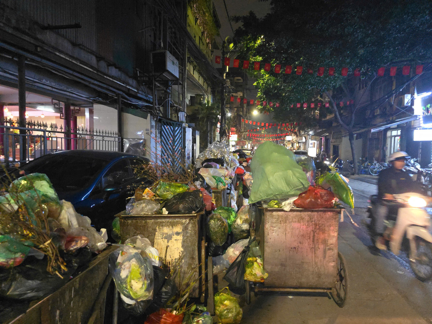 Rác thải chất cao tại góc giao phố Cầu Đất - Bạch Đằng vào giờ cao điểm chiều.