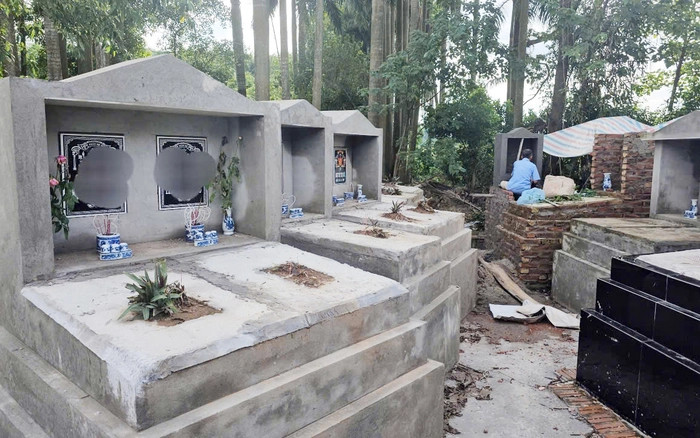 Những ngôi mộ mới xây được gắn bia mộ nghi là tạo danh tính giả để tránh sự nghi ngờ của người dân địa phương. Ảnh: PNVN