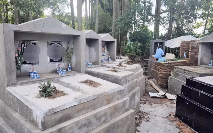 Những ngôi mộ mới xây được gắn bia mộ nghi là tạo danh tính giả để tránh sự nghi ngờ của người dân địa phương. Ảnh: PNVN Những ngôi mộ mới xây được gắn bia mộ nghi là tạo danh tính giả để tránh sự nghi ngờ của người dân địa phương. Ảnh: PNVN