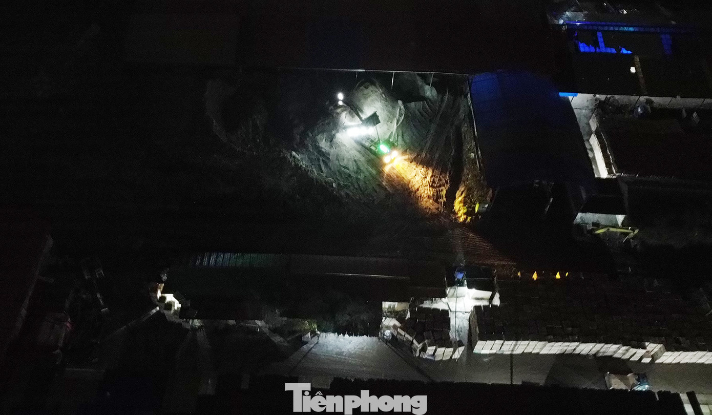 Đại diện UBND xã Phù Đổng khẳng định, máy xúc tại bãi trung chuyển Giang Linh chạy bằng điện, nguồn điện lớn nên không thể chạy bằng máy phát, phải có điện lưới thì mới có thể hoạt động. Trong khi đó, EVN HANOI khẳng định: "Điện lực Gia Lâm đã cắt điện hoàn toàn khu vực này, nếu vẫn có điện lưới thì Tổng Công ty sẽ yêu cầu điện lực Gia Lâm báo cáo giải thích". Đại diện UBND xã Phù Đổng khẳng định, máy xúc tại bãi trung chuyển Giang Linh chạy bằng điện, nguồn điện lớn nên không thể chạy bằng máy phát, phải có điện lưới thì mới có thể hoạt động. Trong khi đó, EVN HANOI khẳng định: "Điện lực Gia Lâm đã cắt điện hoàn toàn khu vực này, nếu vẫn có điện lưới thì Tổng Công ty sẽ yêu cầu điện lực Gia Lâm báo cáo giải thích".