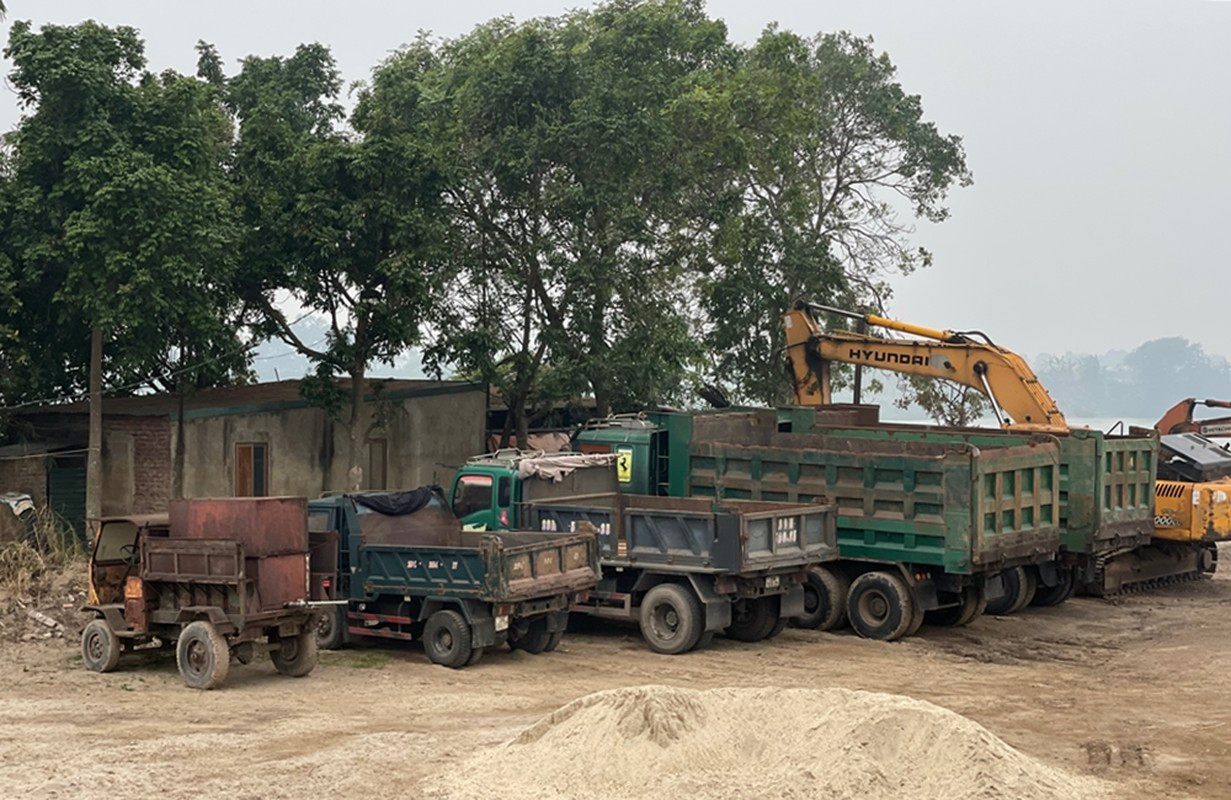 Kế bên Bãi chứa trung chuyển Giang Linh, là bãi chứa trung chuyển có diện tích hơn 2.000m2 của ông Khổng Trường Giang. Đây là bãi tập kết không phép đã bị chính quyền địa phương đình chỉ. Tuy nhiên ghi nhận của PV cho thấy, bãi tập kết vẫn có người sinh hoạt ở khu vực nhà cấp 4. Nhiều khối cát, xe tải cỡ lớn, máy xúc tập kết trên bãi. Kế bên Bãi chứa trung chuyển Giang Linh, là bãi chứa trung chuyển có diện tích hơn 2.000m2 của ông Khổng Trường Giang. Đây là bãi tập kết không phép đã bị chính quyền địa phương đình chỉ. Tuy nhiên ghi nhận của PV cho thấy, bãi tập kết vẫn có người sinh hoạt ở khu vực nhà cấp 4. Nhiều khối cát, xe tải cỡ lớn, máy xúc tập kết trên bãi.