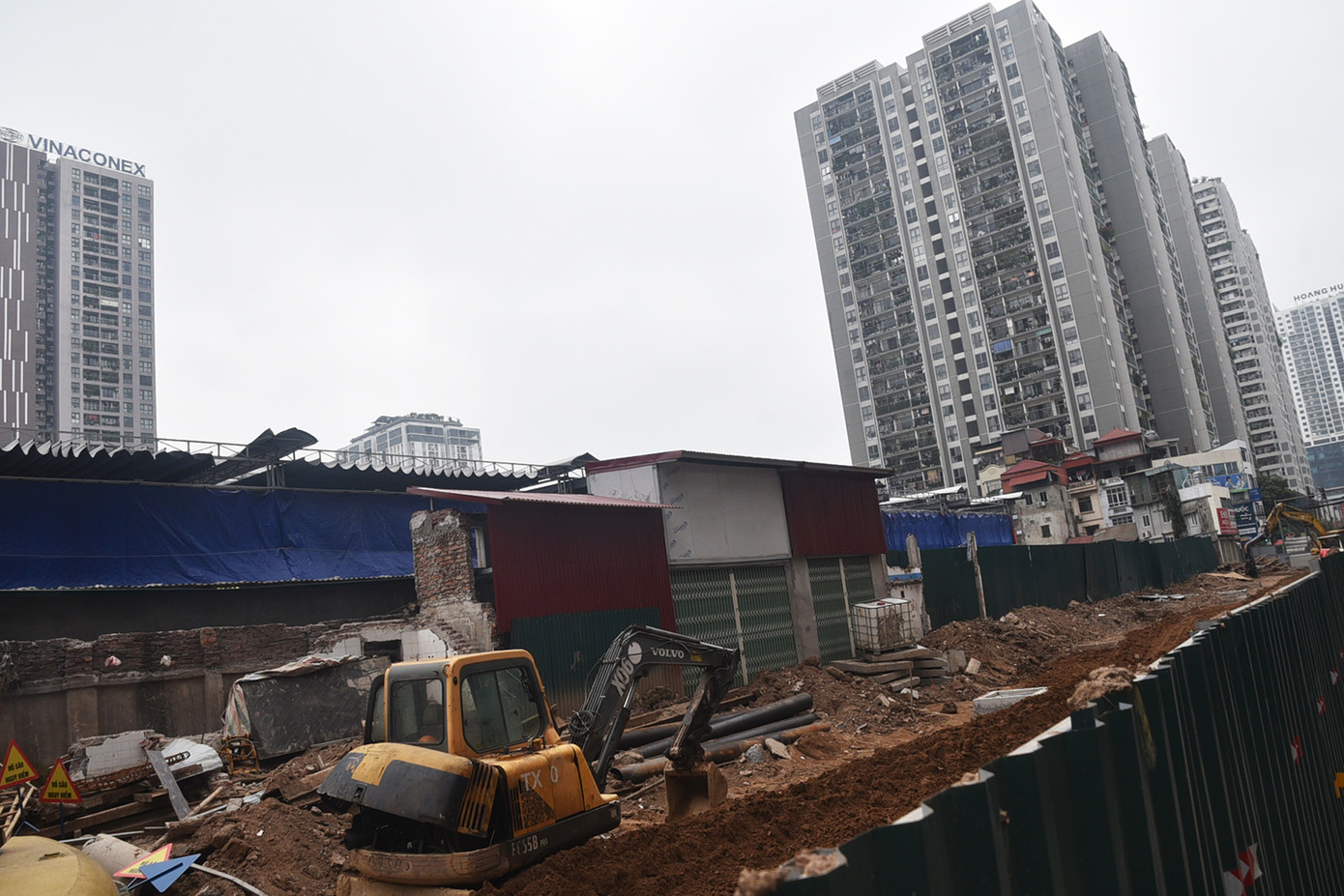 Tuy nhiên, sau khi hoàn thành giải phóng mặt bằng, nhiều người dân không khỏi ngỡ ngàng khi tại khu vực dự án đã xuất hiện một số ngôi nhà siêu mỏng. Tuy nhiên, sau khi hoàn thành giải phóng mặt bằng, nhiều người dân không khỏi ngỡ ngàng khi tại khu vực dự án đã xuất hiện một số ngôi nhà siêu mỏng.