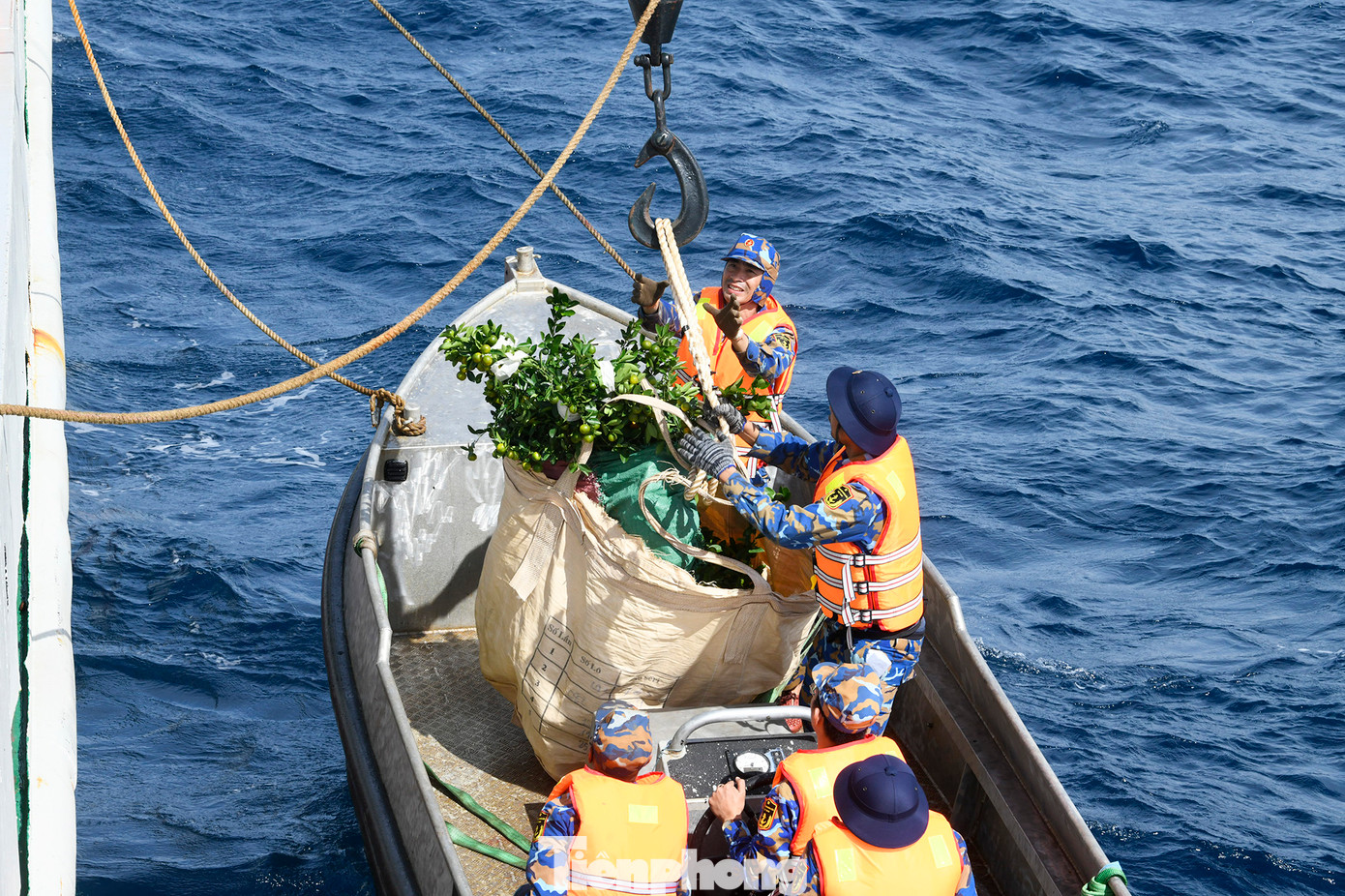 Các chiến sĩ hạ xuồng, để vận chuyển hàng hóa lên nhà giàn DK1/15 (cụm Phúc Nguyên)