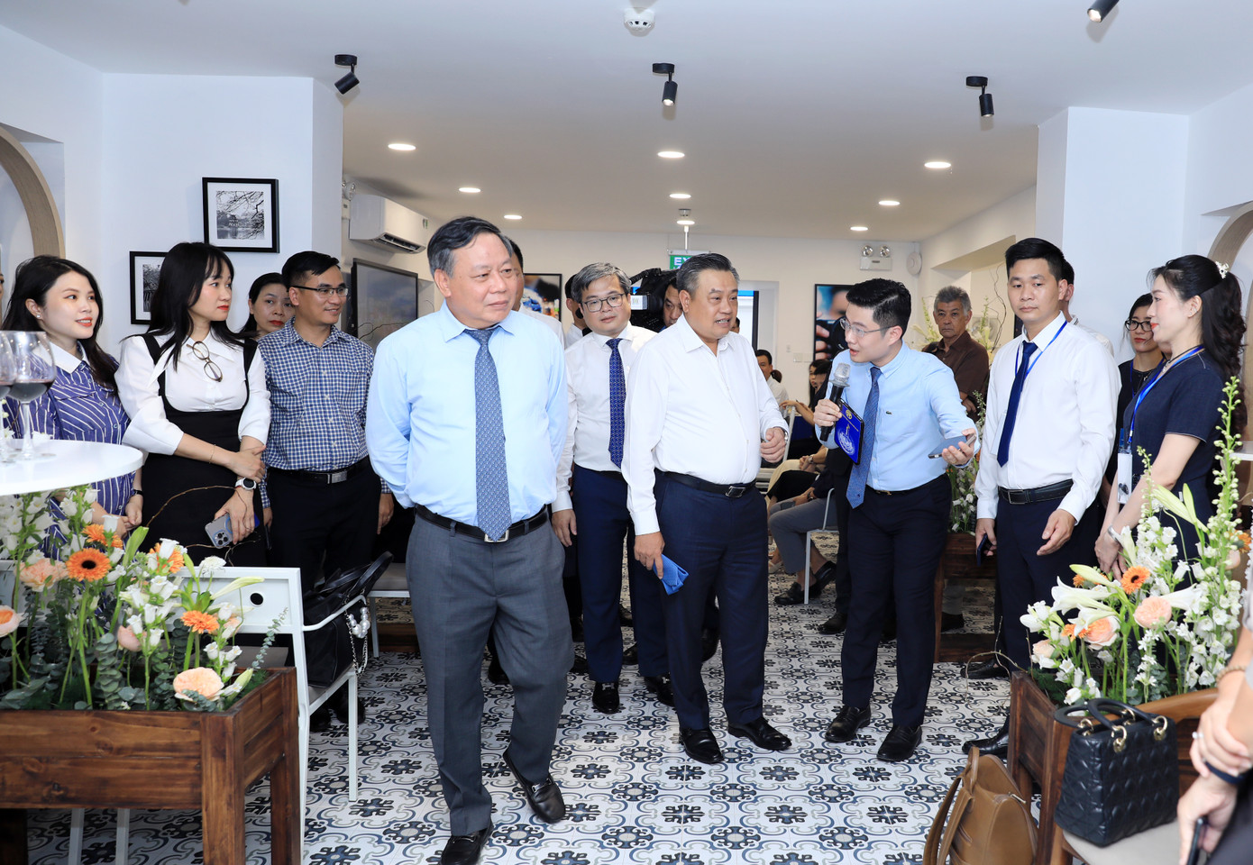 Đại biểu thăm quan khu vực làm việc của báo chí tại tầng 1 của trung tâm Đại biểu thăm quan khu vực làm việc của báo chí tại tầng 1 của trung tâm