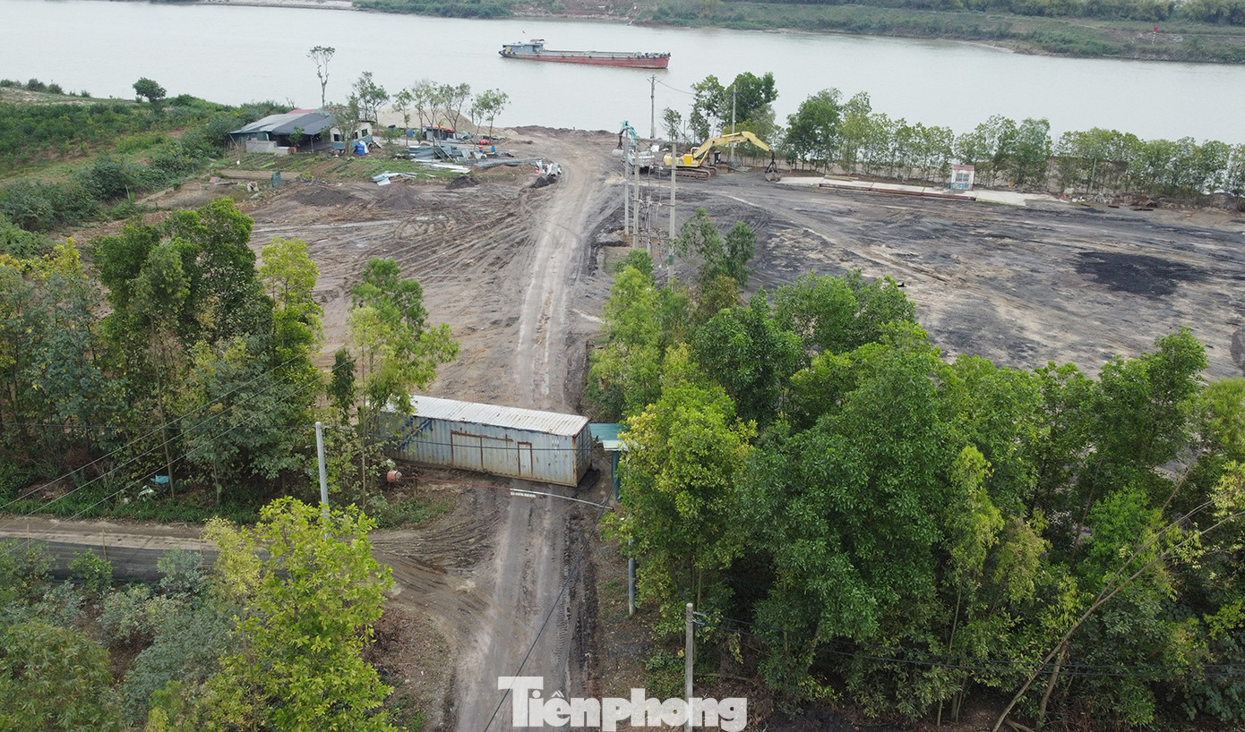 Bãi trung chuyển vật liệu trái phép Giang Linh tại xã Phù Đổng bị ngăn chặn bằng barie và container Bãi trung chuyển vật liệu trái phép Giang Linh tại xã Phù Đổng bị ngăn chặn bằng barie và container