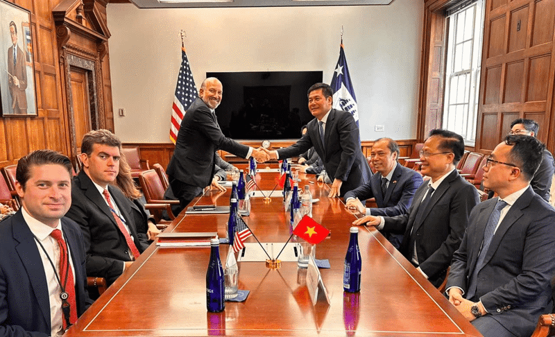 Bộ trưởng Bộ Công Thương, Trưởng đoàn đàm phán Chính phủ Nguyễn Hồng Diên làm việc với Bộ trưởng Thương mại Hoa Kỳ Howard Lutnick.