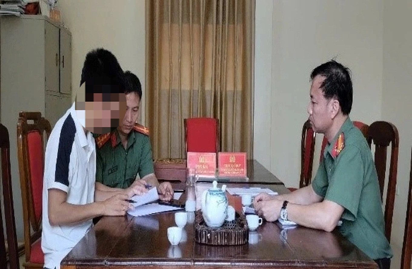 Chủ tài khoản facebook làm việc với cơ quan chức năng. Ảnh: CAVP Chủ tài khoản facebook làm việc với cơ quan chức năng. Ảnh: CAVP