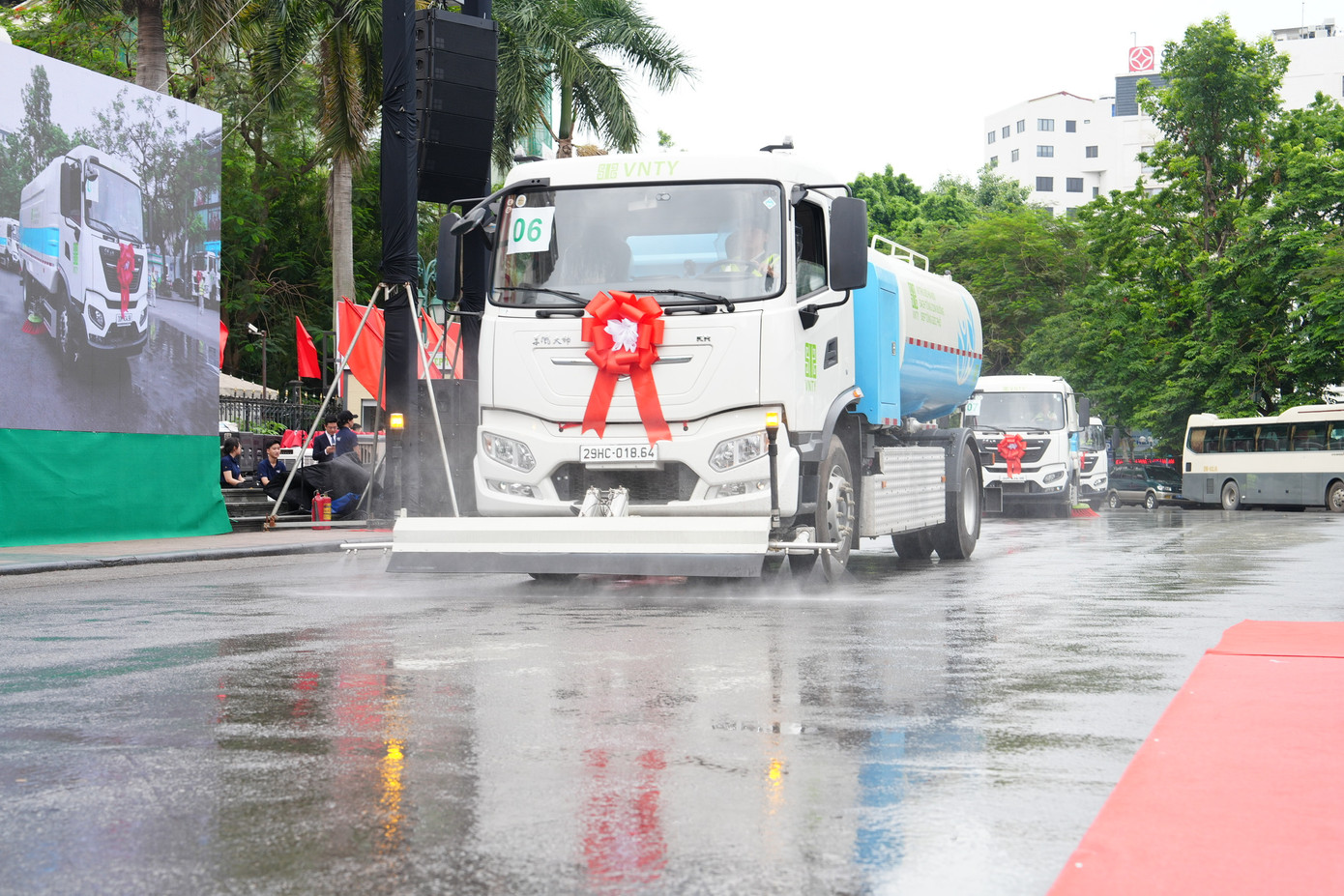 Xe rửa đường áp lực cao sử dụng công nghệ hiện đại được đưa vào sử dụng tại 4 quận nội đô từ hôm nay