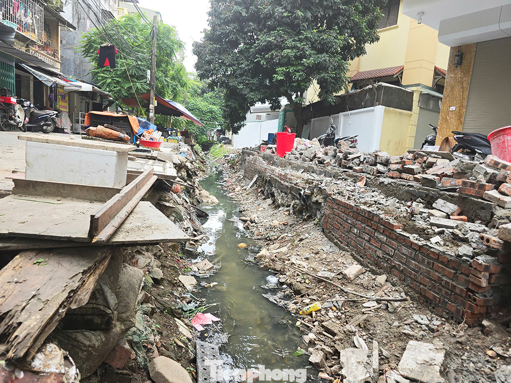 Dòng mương ô nhiễm giữa khu dân cư gây bức xúc nhiều năm Dòng mương ô nhiễm giữa khu dân cư gây bức xúc nhiều năm