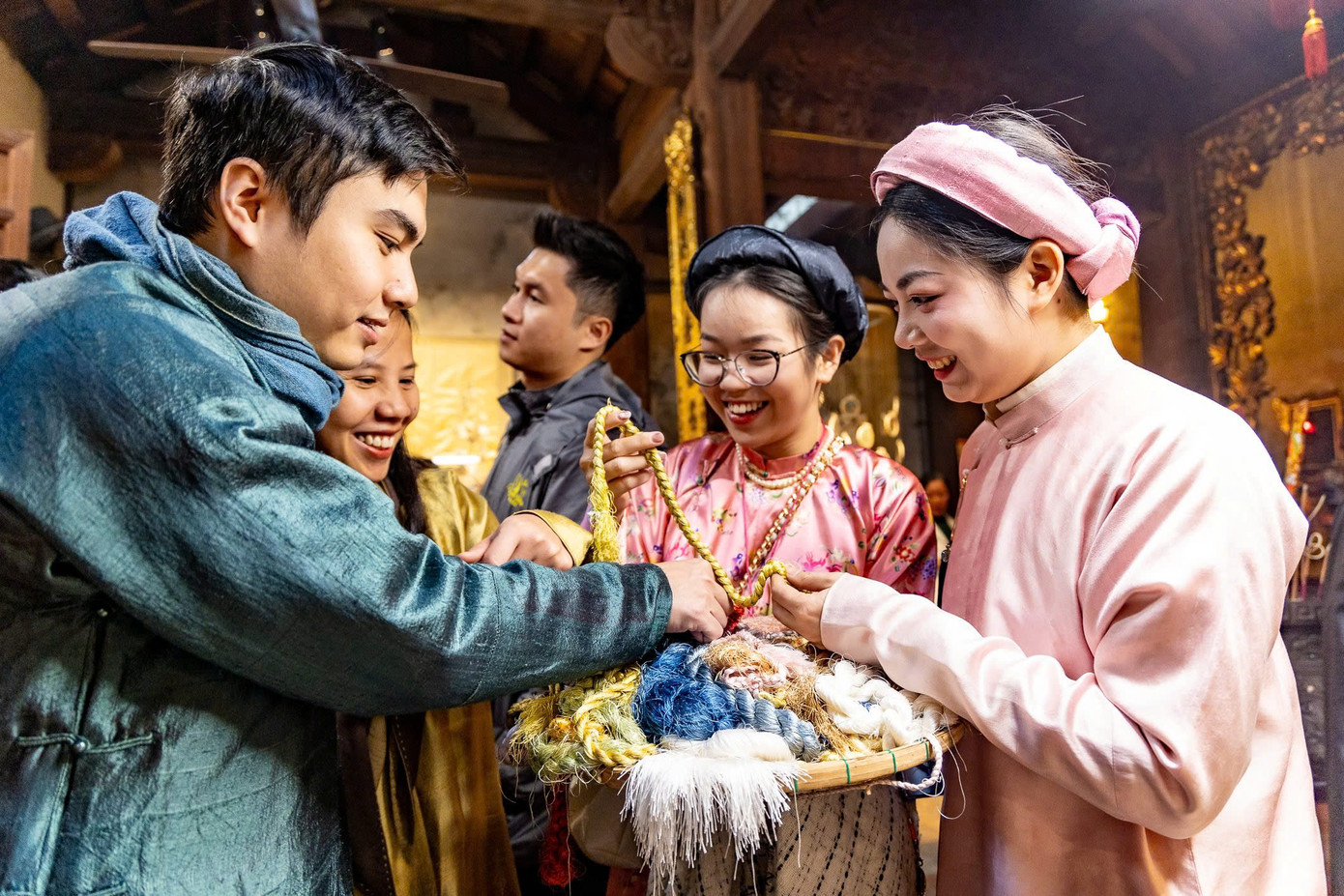 Năm 2025, nhân dịp kỷ niệm 419 năm ngày sinh Ông tổ nghề thêu Lê Công Hành, tiếp nối dự án “Chuyện đình trong phố”, phường Hàng Gai đã phối hợp với nghệ sĩ Phạm Ngọc Trâm tổ chức dự án “Nghệ sĩ lưu trú với chủ đề Tơ óng - Màu cây”. Năm 2025, nhân dịp kỷ niệm 419 năm ngày sinh Ông tổ nghề thêu Lê Công Hành, tiếp nối dự án “Chuyện đình trong phố”, phường Hàng Gai đã phối hợp với nghệ sĩ Phạm Ngọc Trâm tổ chức dự án “Nghệ sĩ lưu trú với chủ đề Tơ óng - Màu cây”.