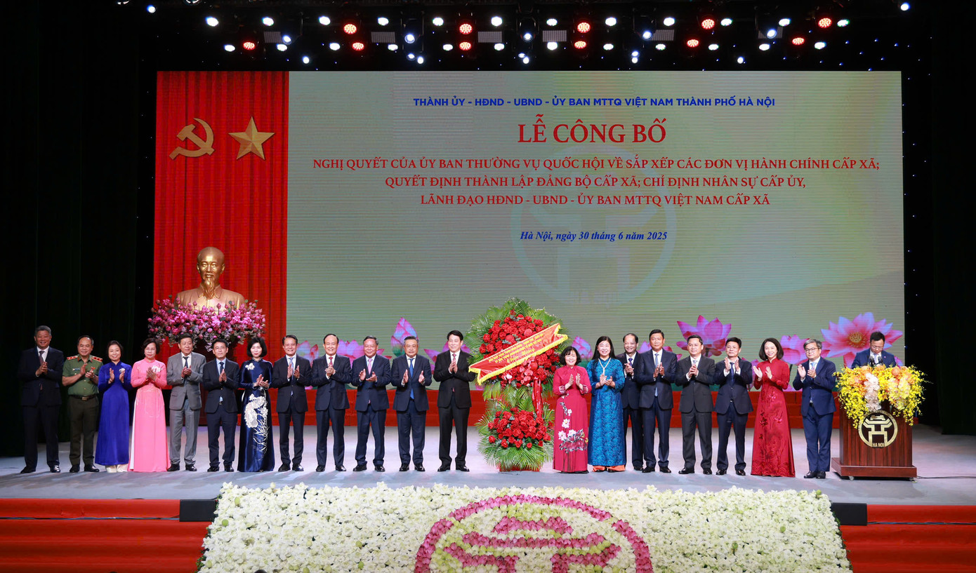 Chủ tịch nước Lương Cường tặng hoa chúc mừng Thành ủy, HĐND, UBND, Ủy ban MTTQ Việt Nam TP. Hà Nội. Chủ tịch nước Lương Cường tặng hoa chúc mừng Thành ủy, HĐND, UBND, Ủy ban MTTQ Việt Nam TP. Hà Nội.