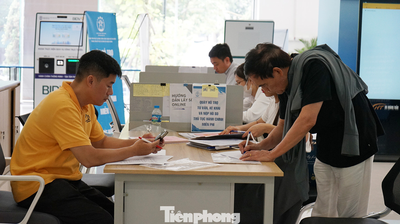 Về công tác vận hành hệ thống dịch vụ công trực tuyến, đại diện UBND quận Cầu Giấy đề nghị trong quá trình vận hành thử nghiệm cần có đầu mối để giải đáp thắc mắc của các đơn vị mới. Trả lời về vấn đề này, đại diện Trung tâm dịch vụ hành chính công TP Hà Nội cho biết, khi triển khai mô hình chính quyền địa phương 2 cấp, đơn vị đã lập 126 nhóm Zalo, gần như 80% cán bộ đã vào các nhóm Zalo này. Mỗi nhóm đều có cán bộ của trung tâm theo dõi và giải đáp thắc mắc ngay lập tức