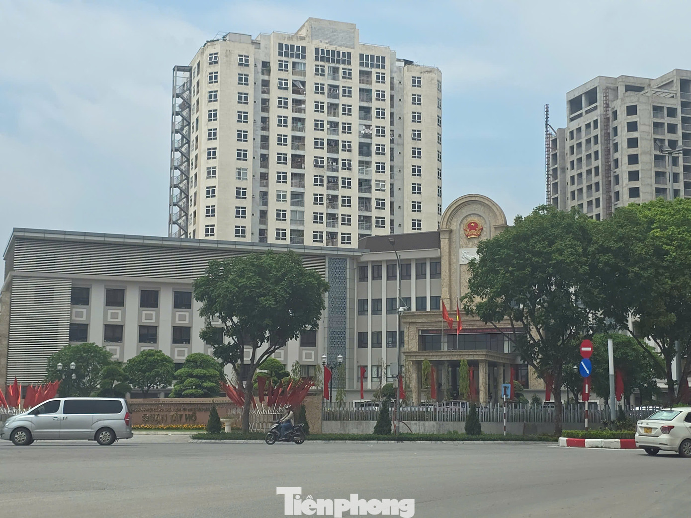 Trụ sở Đảng ủy của phường Tây Hồ sẽ đóng tại Trụ sở Quận ủy - HĐND - UBND quận Tây Hồ hiện nay tại địa chỉ 657 đường Lạc Long Quân.