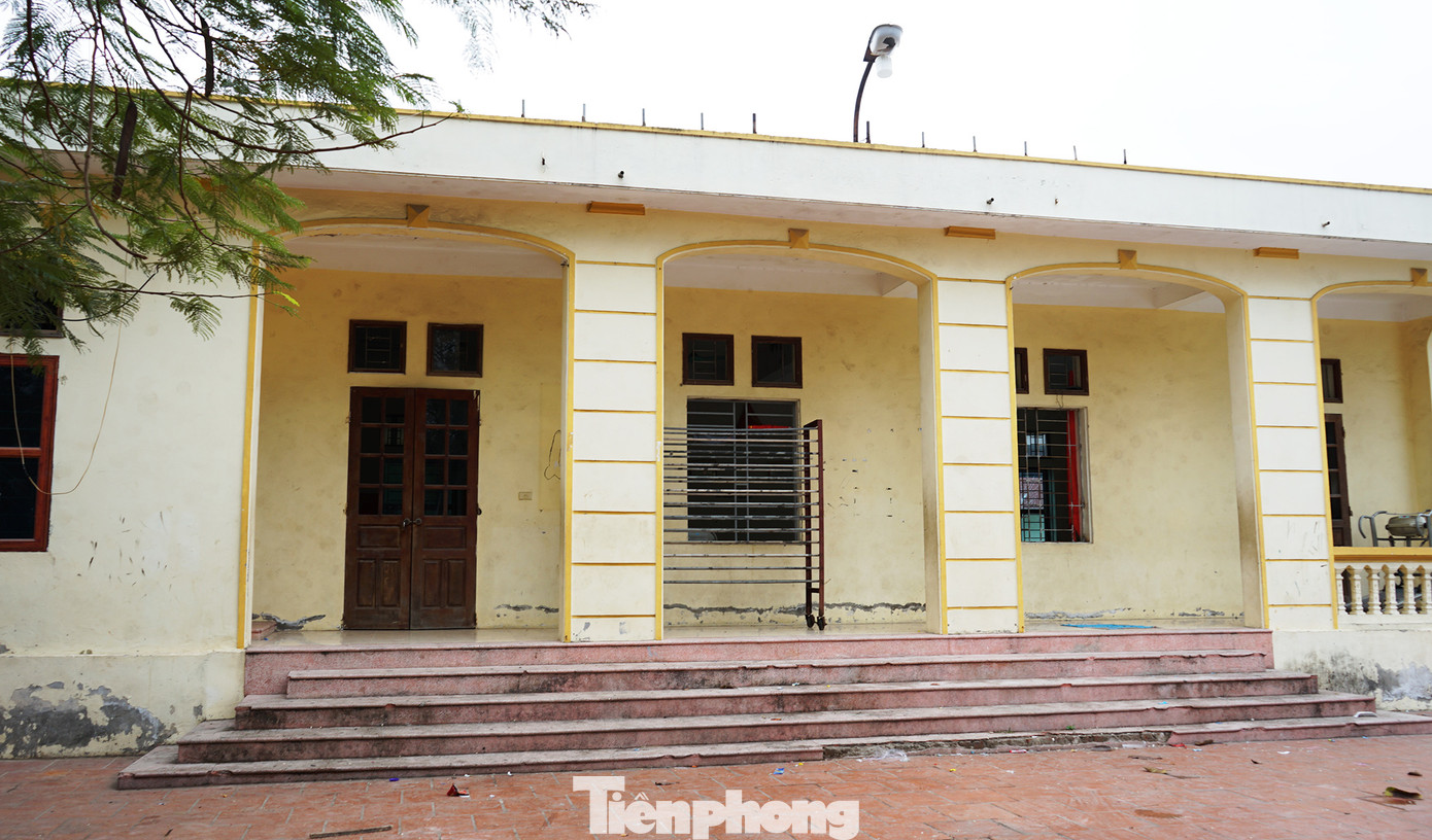 Báo Tiền Phong đã có phản ánh việc người dân 2 thôn Hoa Thám và Thống Nhất (xã La Phù, huyện Hoài Đức) liên tục có đơn thư kiến nghị về dự án đường giao thông liên xã từ Đông La đến La Phù cắt ngang vào chính giữa Nhà văn hóa Miền Hạ là dự án chồng dự án, trên một thửa đất gây lãng phí.