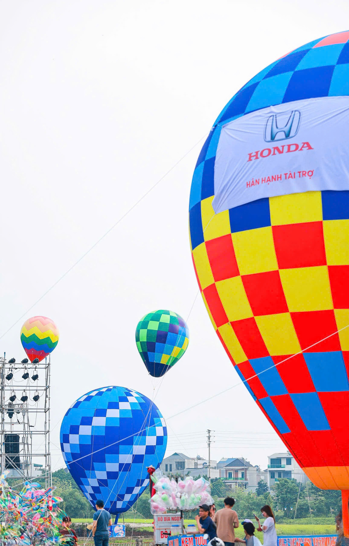 Festival Khinh khí cầu Vĩnh Phúc 2025 được tổ chức trong những ngày lịch sử khi cả nước đang hướng về kỷ niệm 50 năm Ngày giải phóng miền Nam, thống nhất đất nước (30/4/1975 - 30/4/2025) và kỷ niệm 135 năm Ngày sinh Chủ tịch Hồ Chí Minh (19/5/1890 - 19/5/2025).