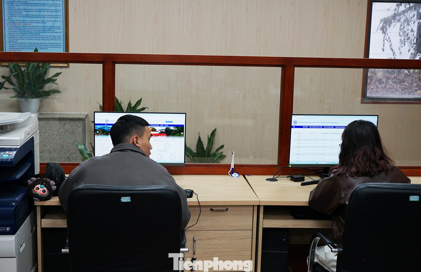 Tại bộ phận một cửa quận Hai Bà Trưng, ngay từ 8h sáng đã có công dân đến làm thủ tục hành chính