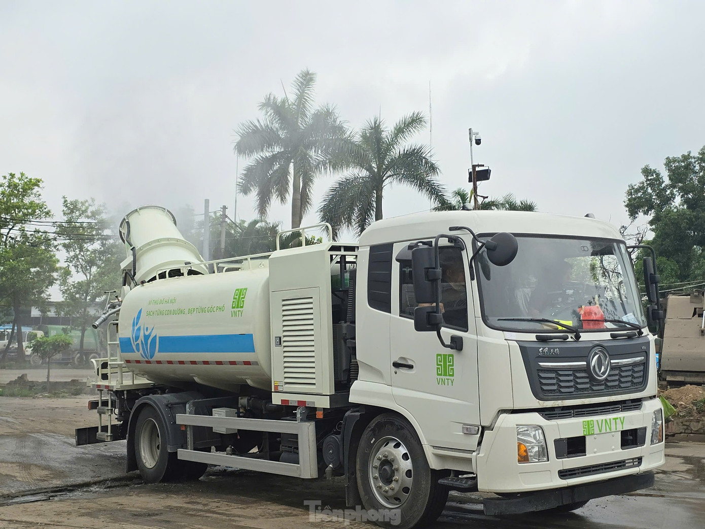 "Pháo xa sương mù" - một trong những chiếc xe vệ sinh môi trường hiện đại vừa được nhập về Việt Nam "Pháo xa sương mù" - một trong những chiếc xe vệ sinh môi trường hiện đại vừa được nhập về Việt Nam