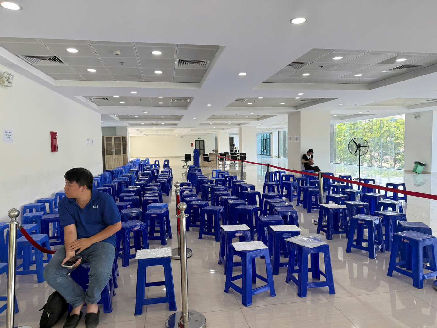 Khu vực sảnh chờ lấy số thứ tự sáng 12/5 tại Trung tâm Phục vụ hành chính công Hà Nội chi nhánh số 1. Khu vực sảnh chờ lấy số thứ tự sáng 12/5 tại Trung tâm Phục vụ hành chính công Hà Nội chi nhánh số 1.