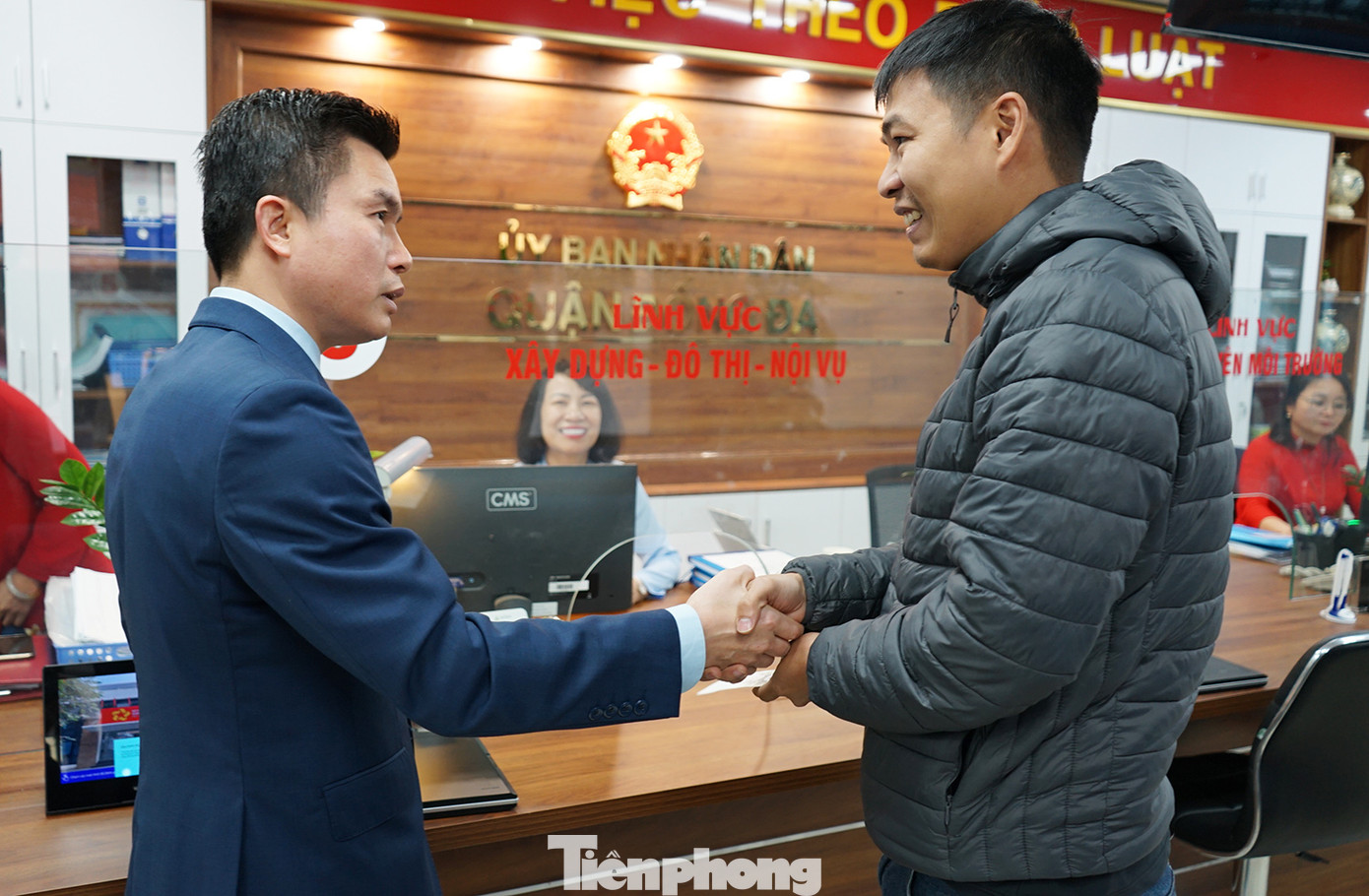 Chủ tịch UBND quận Đống Đa Lê Tuấn Định chúc Tết, lì xì người dân đến làm thủ tục tại bộ phận một cửa quận Đống Đa. Ông Định cũng khẳng định nếu gặp bất cứ khó khăn gì trong quá trình thực hiện thủ tục hành chính thì có thể gọi điện trực tiếp cho ông để giải quyết.