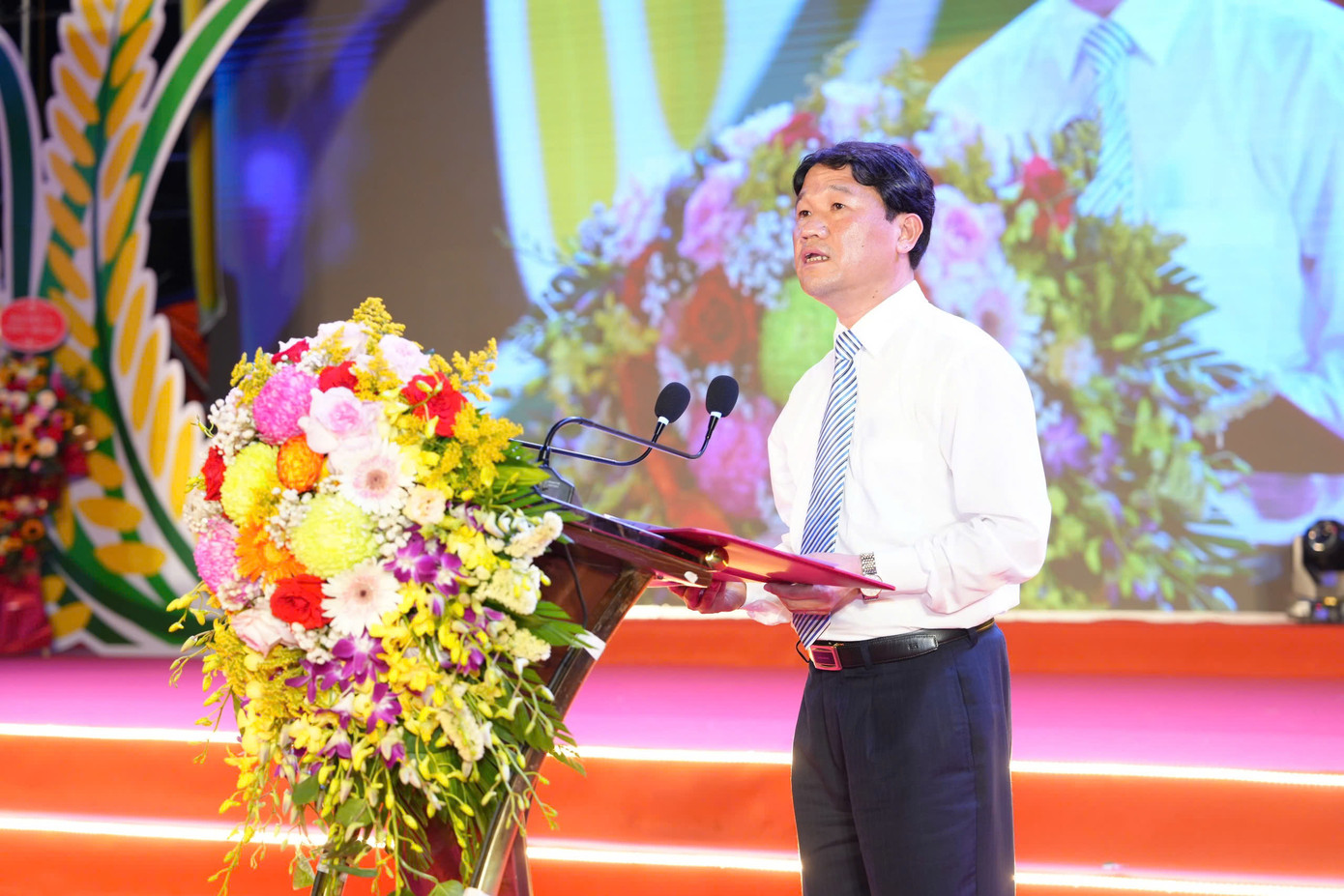 Phó Chủ tịch UBND huyện Gia Lâm Trương Văn Học phát biểu tại lễ khai mạc