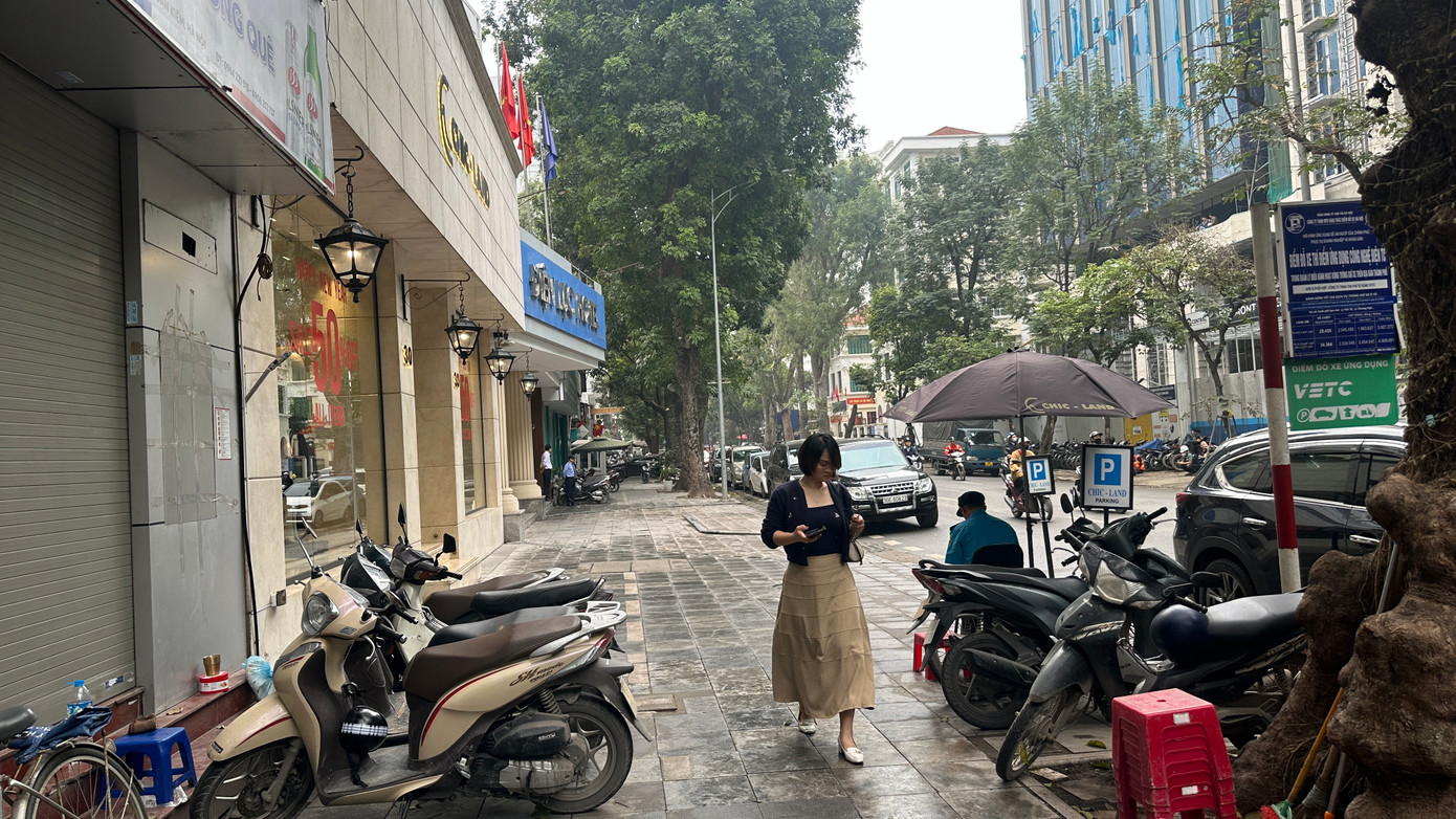 Chủ tịch UBND Thành phố Hà Nội yêu cầu các sở ban ngành liên quan hỗ trợ thực hiện di dời, tái định cư, tạm cư theo quy định; hỗ trợ trong quá trình di chuyển, triển khai dự án đầu tư tại vị trí mới; đảm bảo điều kiện hoạt động của cơ quan, doanh nghiệp, ổn định sinh hoạt, đời sống của nhân dân. Chủ tịch UBND Thành phố Hà Nội yêu cầu các sở ban ngành liên quan hỗ trợ thực hiện di dời, tái định cư, tạm cư theo quy định; hỗ trợ trong quá trình di chuyển, triển khai dự án đầu tư tại vị trí mới; đảm bảo điều kiện hoạt động của cơ quan, doanh nghiệp, ổn định sinh hoạt, đời sống của nhân dân.