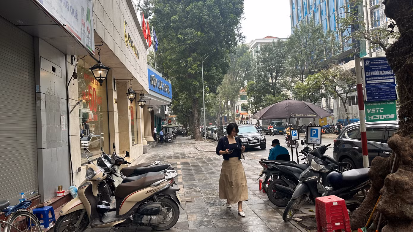 Chủ tịch UBND Thành phố Hà Nội yêu cầu các sở ban ngành liên quan hỗ trợ thực hiện di dời, tái định cư, tạm cư theo quy định; hỗ trợ trong quá trình di chuyển, triển khai dự án đầu tư tại vị trí mới; đảm bảo điều kiện hoạt động của cơ quan, doanh nghiệp, ổn định sinh hoạt, đời sống của nhân dân.