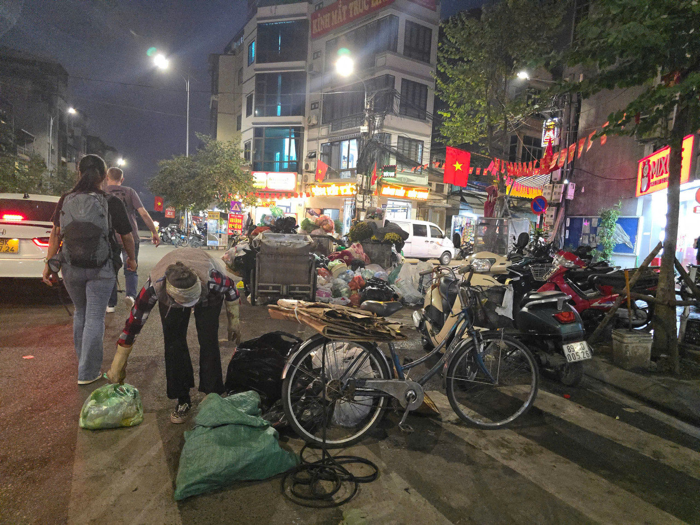 Công nhân vệ sinh trực tiếp cũng được trang bị thêm máy bơm áp, phụt nước để đưa rác sang 2 bên kết hợp xe quét hút. Toàn bộ đều được thực hiện bằng máy hiện đại.