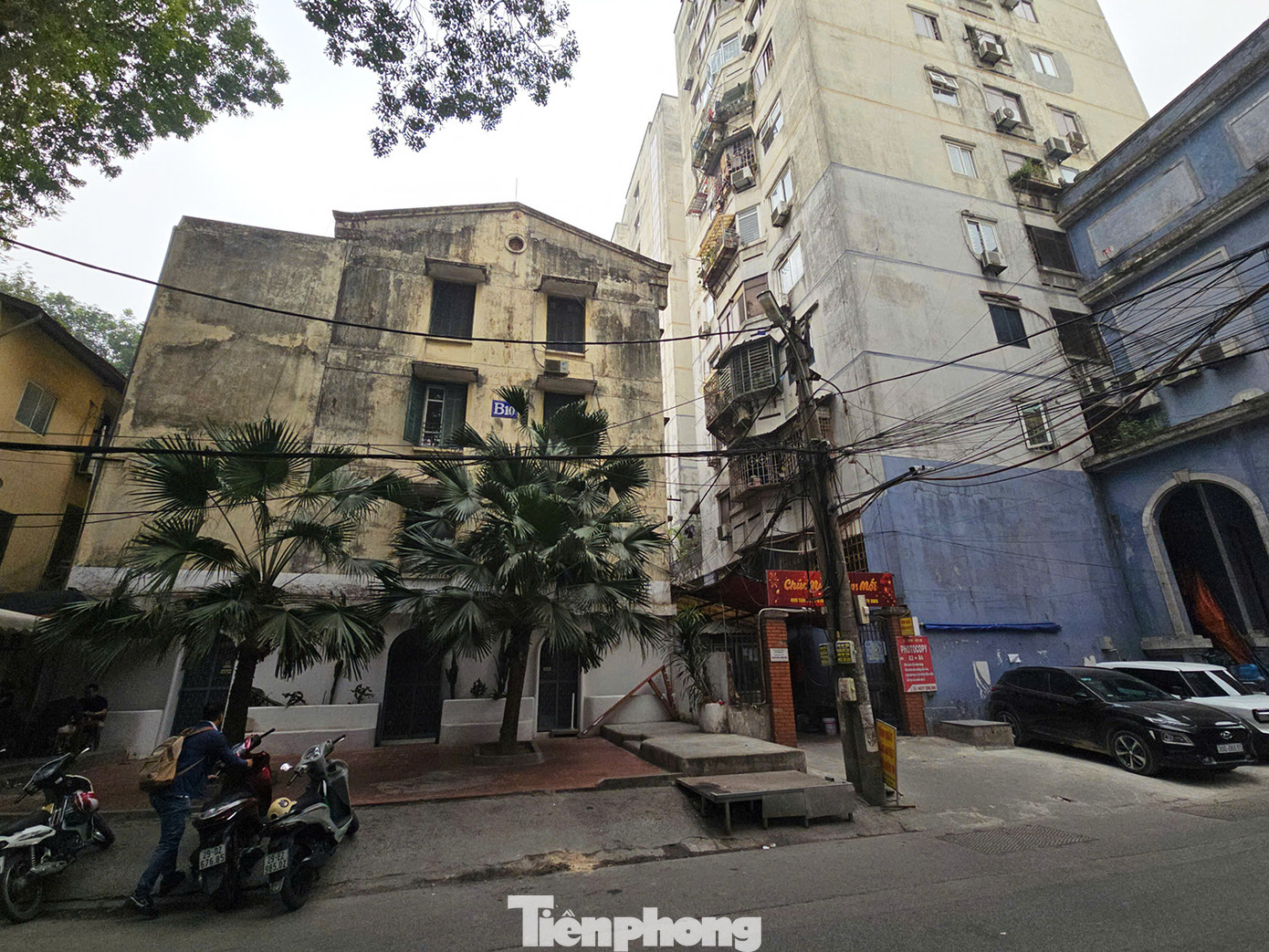 2 tòa chung cư B10 Kim Liên cạnh nhau, một tòa đã được xây mới lên 11 tầng, một tòa vẫn đang chờ được cải tạo, xây dựng mới. 2 tòa chung cư B10 Kim Liên cạnh nhau, một tòa đã được xây mới lên 11 tầng, một tòa vẫn đang chờ được cải tạo, xây dựng mới.