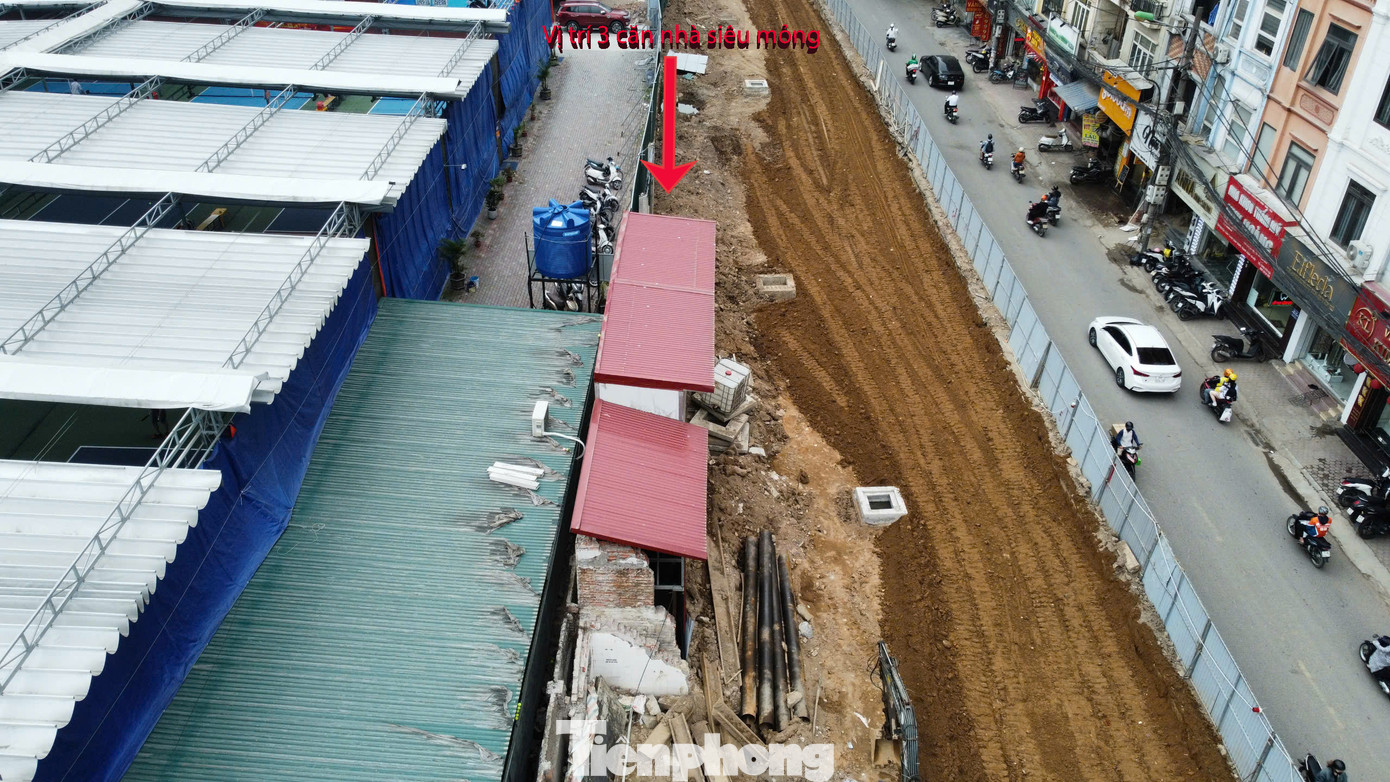 Hình ảnh 3 căn nhà siêu mỏng trên tuyến đường. Đại diện Ban quản lý dự án đầu tư xây dựng quận Thanh Xuân cho biết, đơn vị đã thực hiện đúng diện tích GPMB theo chỉ giới dự án được phê duyệt. Phần diện tích đất còn lại nếu để xây dựng nhà "siêu mỏng, siêu méo" là trách nhiệm của lực lượng quản lý xây dựng. Hình ảnh 3 căn nhà siêu mỏng trên tuyến đường. Đại diện Ban quản lý dự án đầu tư xây dựng quận Thanh Xuân cho biết, đơn vị đã thực hiện đúng diện tích GPMB theo chỉ giới dự án được phê duyệt. Phần diện tích đất còn lại nếu để xây dựng nhà "siêu mỏng, siêu méo" là trách nhiệm của lực lượng quản lý xây dựng.