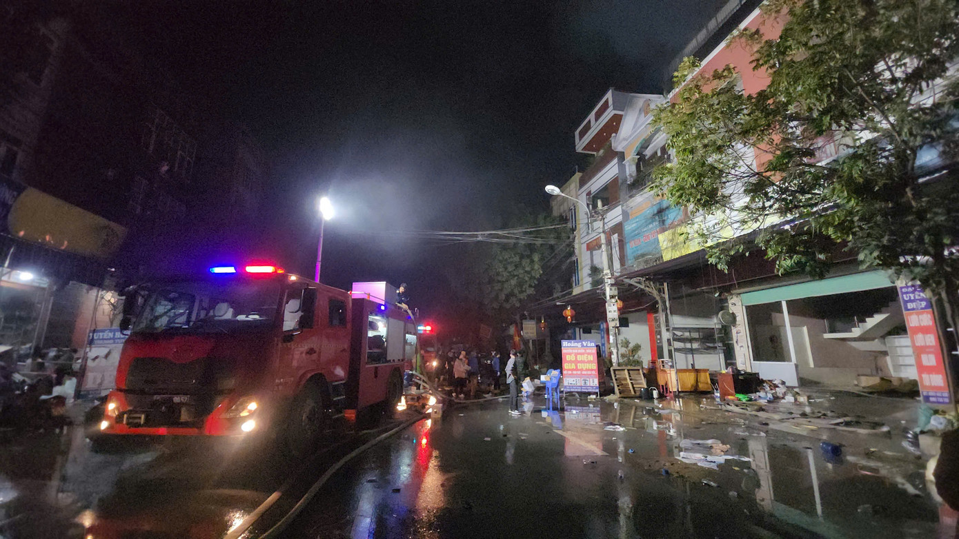 Hàng loạt xe chữa cháy đến hiện trường tổ chức chữa cháy