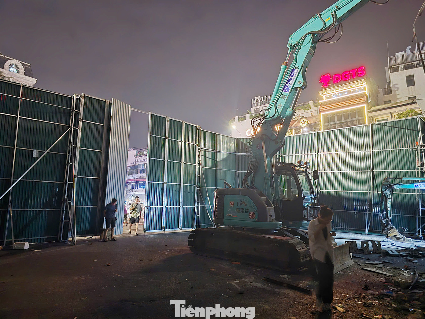 Tòa nhà Hàm cá mập xây dựng từ năm 1991 - 1993, hướng ra quảng trường Đông Kinh Nghĩa Thục và hồ Gươm, giáp với phố Cầu Gỗ.