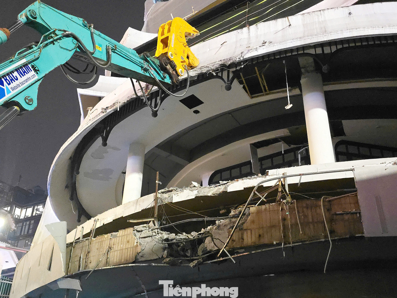 Tòa nhà có 6 tầng, trong đó từ tầng 2 đến tầng 5 là các nhà hàng, quán cà phê, tầng 6 có tầm nhìn bao quát hồ Hoàn Kiếm.