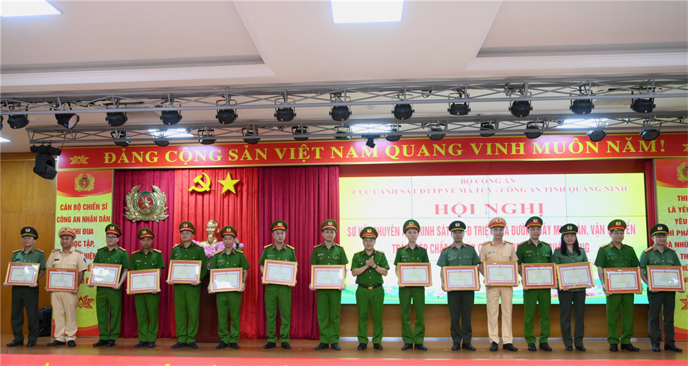 Thứ trưởng Nguyễn Văn Long trao Bằng khen của Bộ Công an tặng các tập thể, cá nhân thuộc Công an các đơn vị, địa phương có thành tích xuất sắc trong đấu tranh chuyên án.