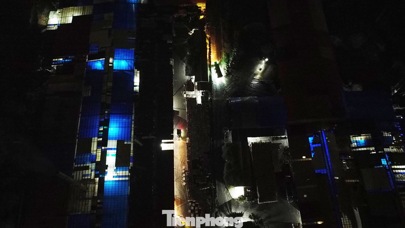 Cát được vận chuyển từ bãi trung chuyển Giang Linh ra một nhà máy ngay cạnh đó (ảnh). Trao đổi với PV vào ngày 24/2, đại diện UBND xã Phù Đổng cho biết, xã chỉ có thể quản lý vào giờ hành chính, sau giờ hành chính nếu có hoạt động phải đề nghị lực lượng công an. Cát được vận chuyển từ bãi trung chuyển Giang Linh ra một nhà máy ngay cạnh đó (ảnh). Trao đổi với PV vào ngày 24/2, đại diện UBND xã Phù Đổng cho biết, xã chỉ có thể quản lý vào giờ hành chính, sau giờ hành chính nếu có hoạt động phải đề nghị lực lượng công an.