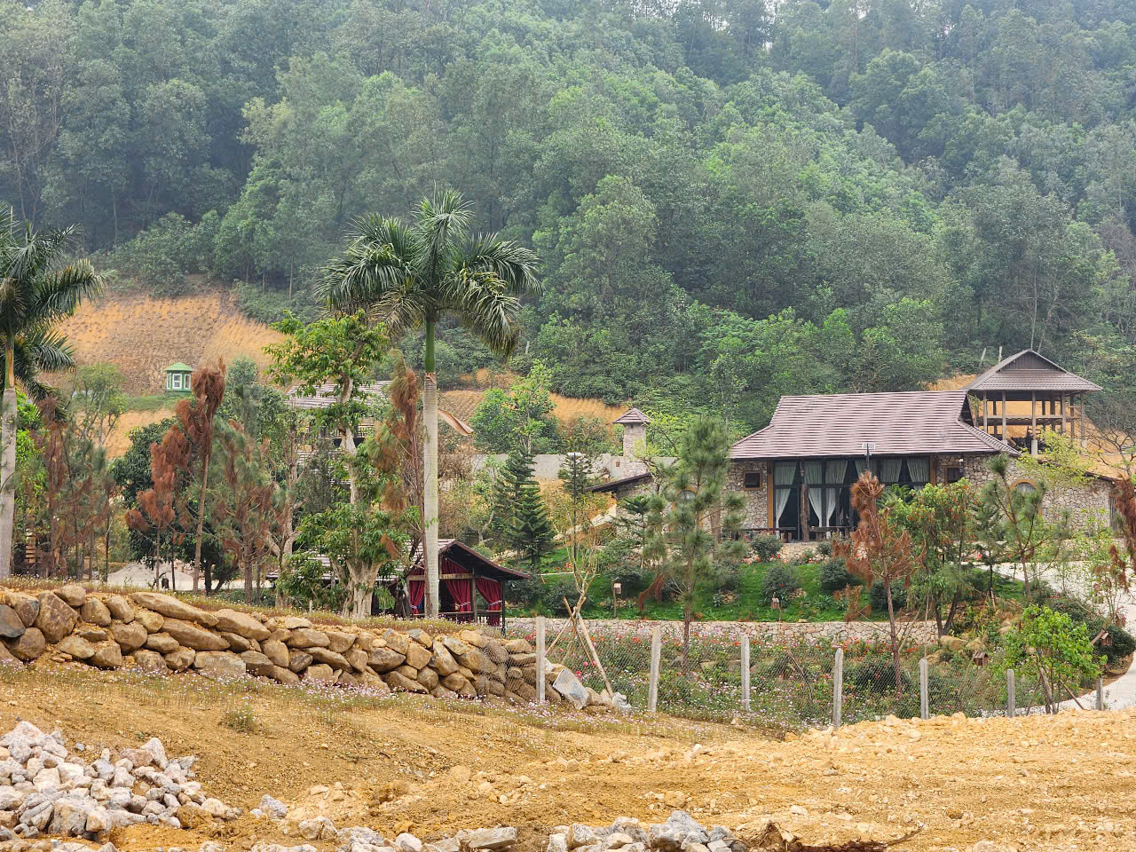 Nhiều công trình xây dựng trái phép, lấn chiếm đất rừng tại xã Tiến Xuân, huyện Thạch Thất. Nhiều công trình xây dựng trái phép, lấn chiếm đất rừng tại xã Tiến Xuân, huyện Thạch Thất.