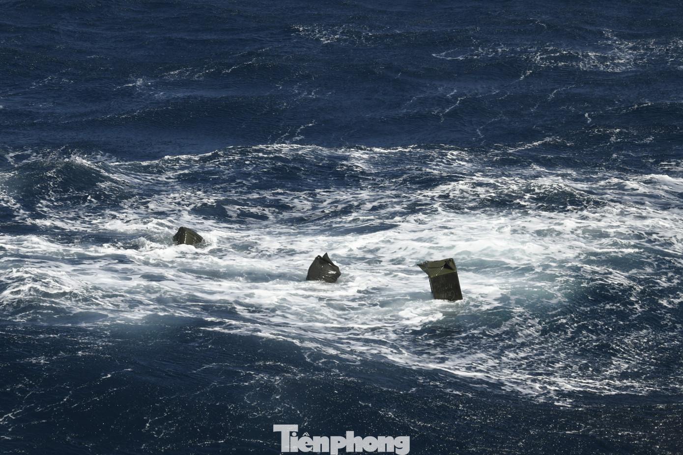 Từng gói quà Tết mang hương vị quê hương được gói, bọc cẩn thận như tình cảm của hậu phương và quân dân đất liền gửi trao. Từng gói quà Tết mang hương vị quê hương được gói, bọc cẩn thận như tình cảm của hậu phương và quân dân đất liền gửi trao.