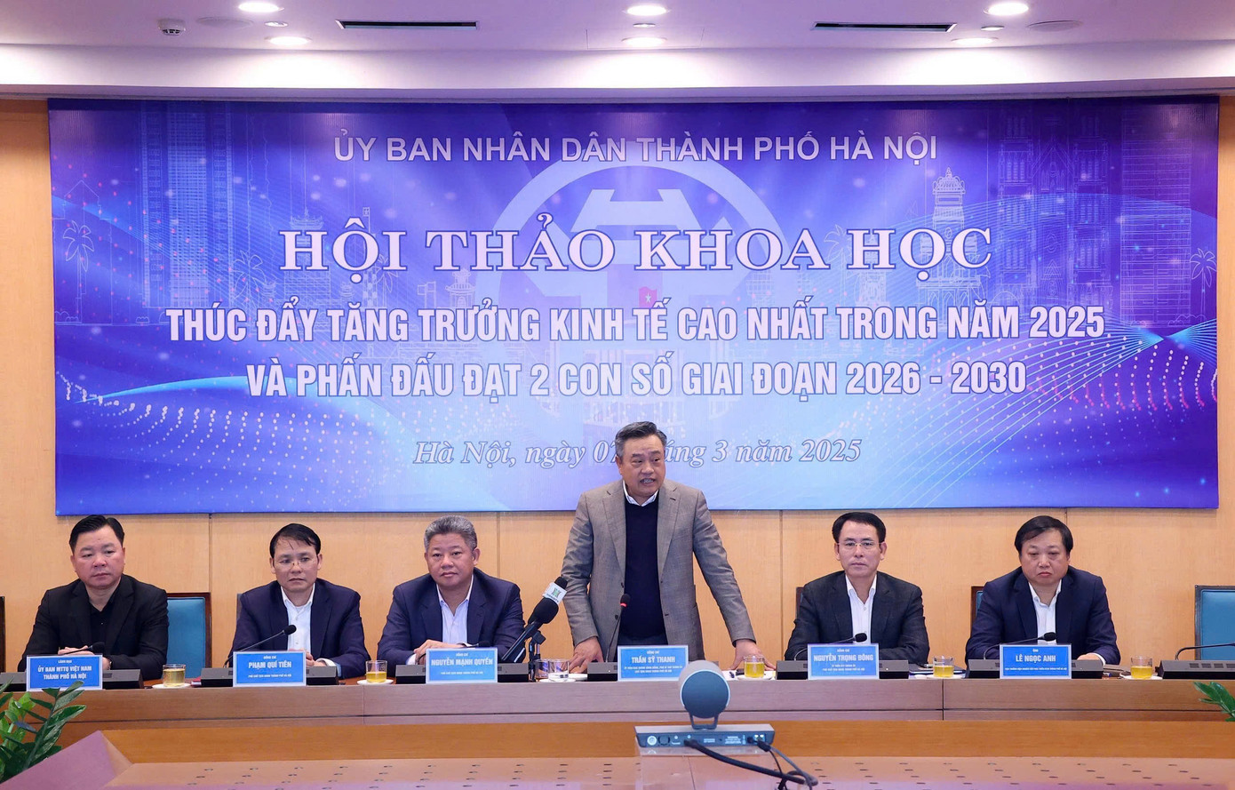 Chủ tịch UBND thành phố Hà Nội Trần Sỹ Thanh tiếp thu ý kiến tại hội thảo. Chủ tịch UBND thành phố Hà Nội Trần Sỹ Thanh tiếp thu ý kiến tại hội thảo.