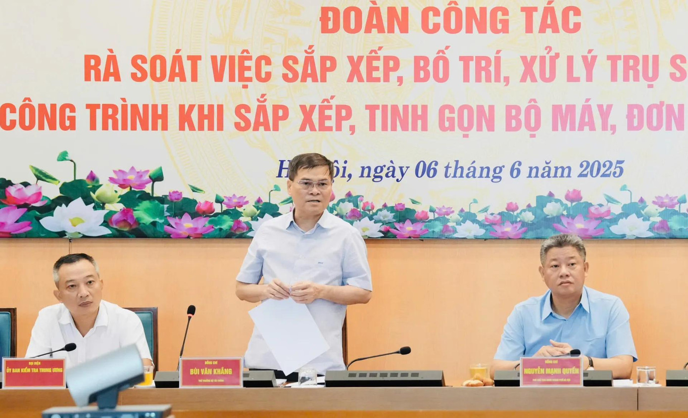 Thứ trưởng Bộ Tài chính Bùi Văn Khắng phát biểu kết luận buổi làm việc