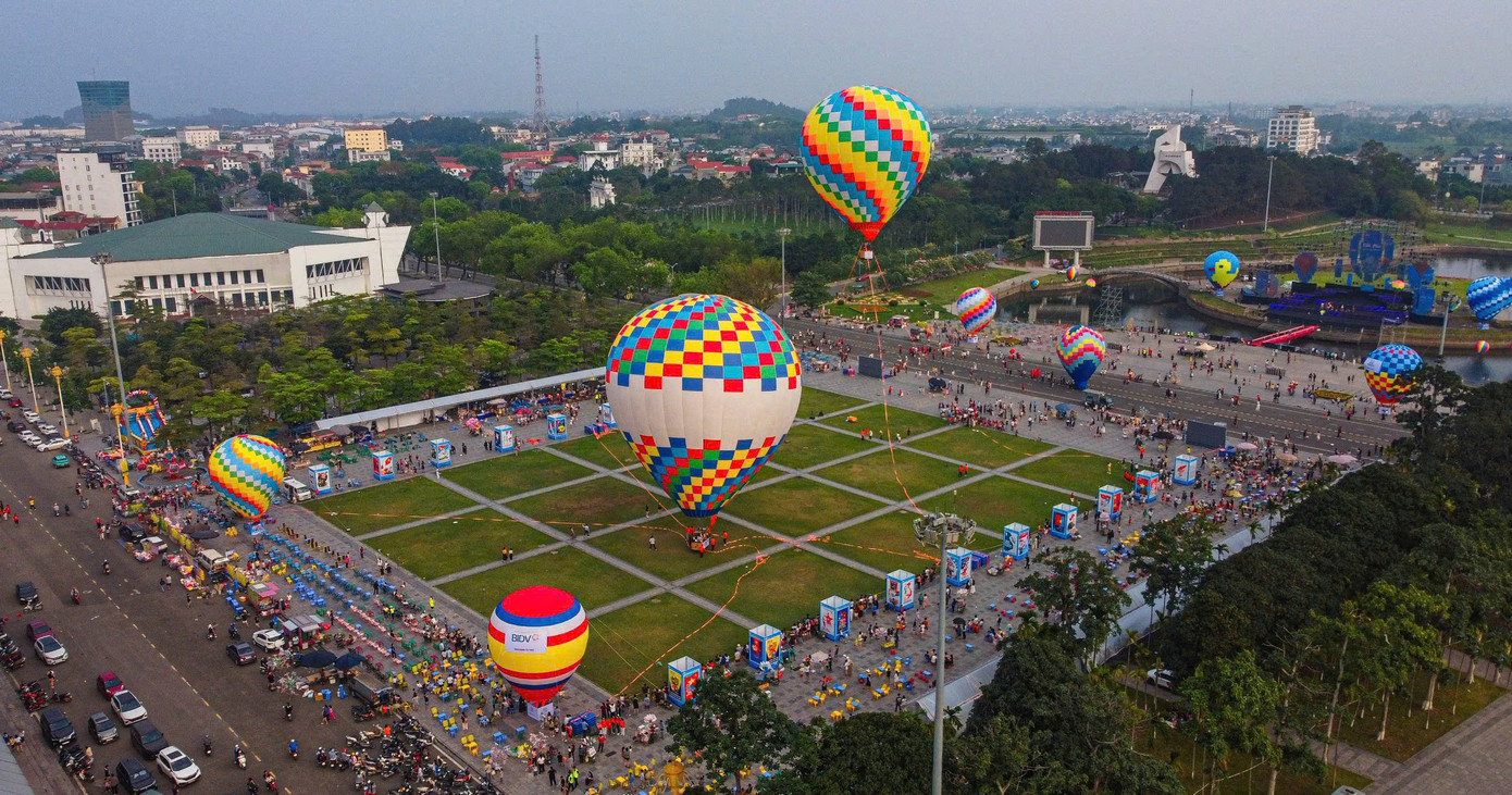 Không khí rộn ràng tại Quảng trường Hồ Chí Minh.