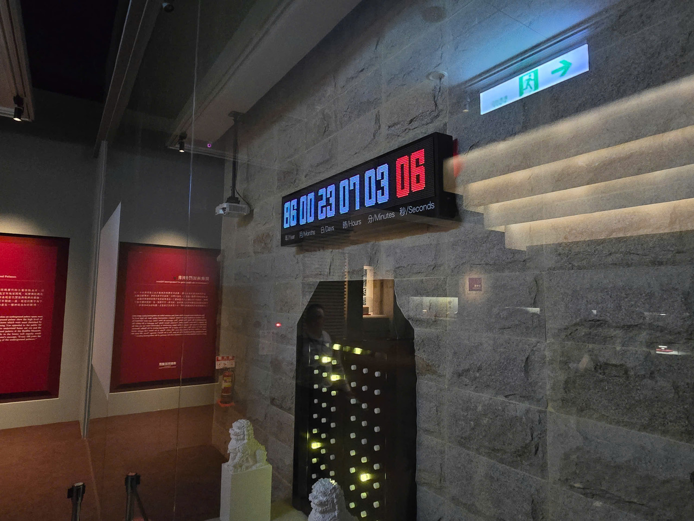 Đáng chú ý, Phật Quang Sơn lưu trữ, cất giữ nhiều hiện vật quý sưu tầm từ khắp nơi trên thế giới ở các cung điện ngầm. Họ tạo một đồng hồ đếm ngược 100 năm để mở cung điện ngầm. Hiện tại đồng hồ vẫn đang đếm ngược thời gian, còn 86 năm nữa mới đến thời điểm mở cung ngầm.