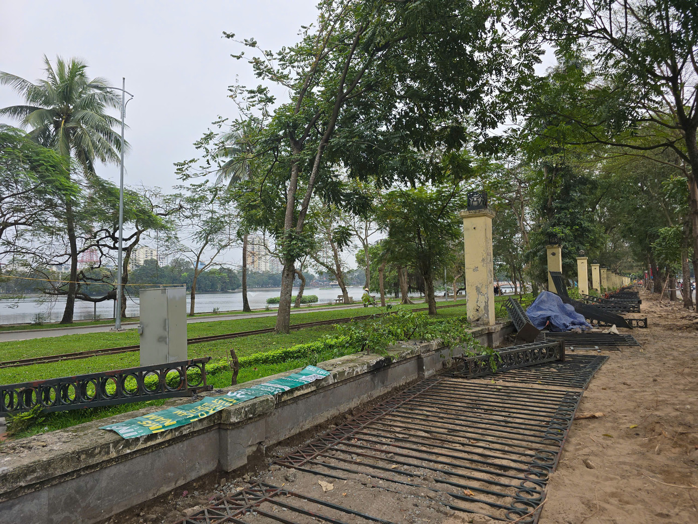 Chủ đầu tư cho biết, hàng rào và trụ quanh công viên sẽ được hạ giải toàn bộ. Chân tường gạch cũng được tháo dỡ, phía trên lát đá tự nhiên. Khu vực này cũng sẽ được bổ sung thêm đèn chiếu sáng.