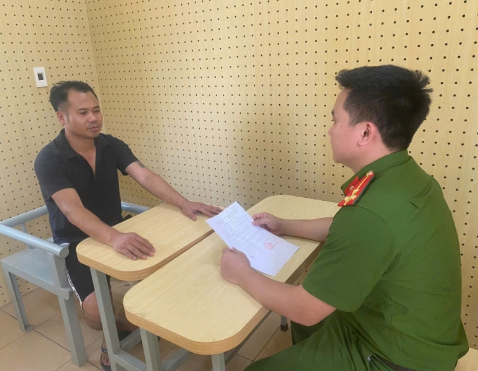 Cơ quan CSĐT Công an tỉnh Vĩnh Phúc lấy lời khai đối tượng Nguyễn Văn Hưởng. ẢnH: CAVP